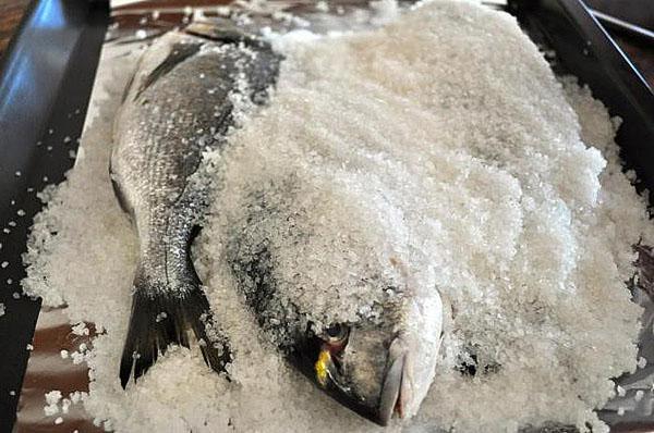 espolvorear la capa superior de pescado