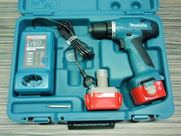 Taladro atornillador inalámbrico Makita 6271DWPE