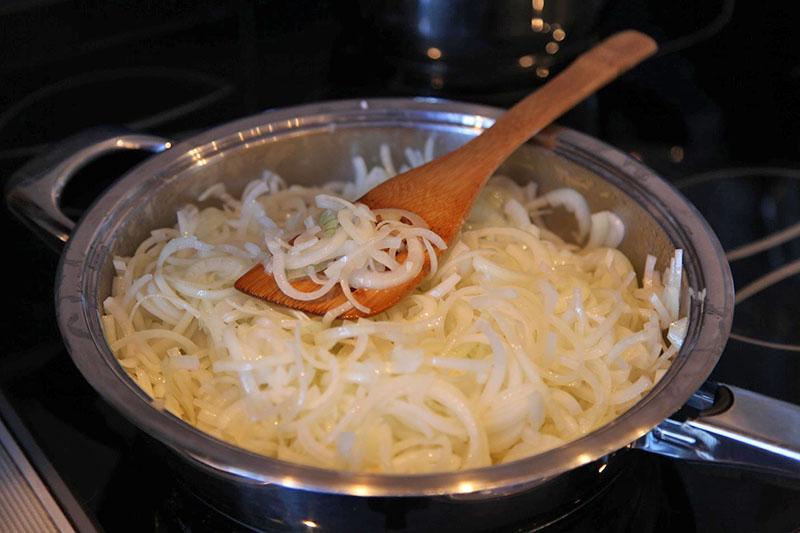 faire revenir l'oignon dans une casserole