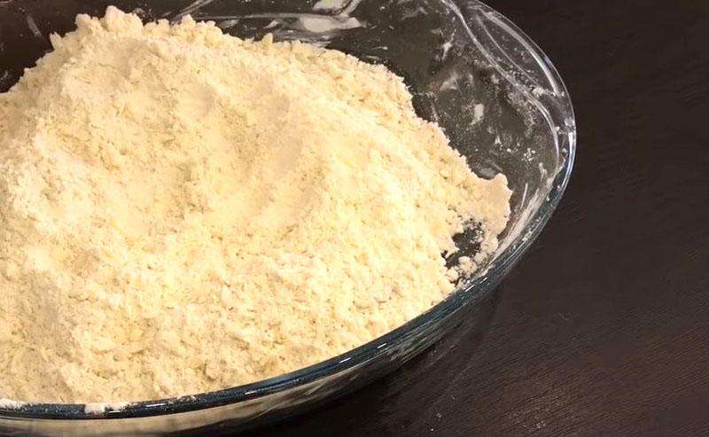 mezclar mantequilla con harina