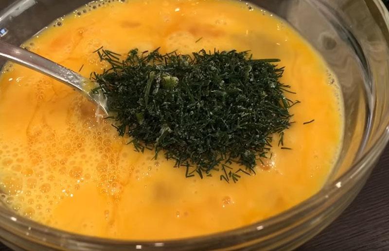 mezclar huevos con hierbas