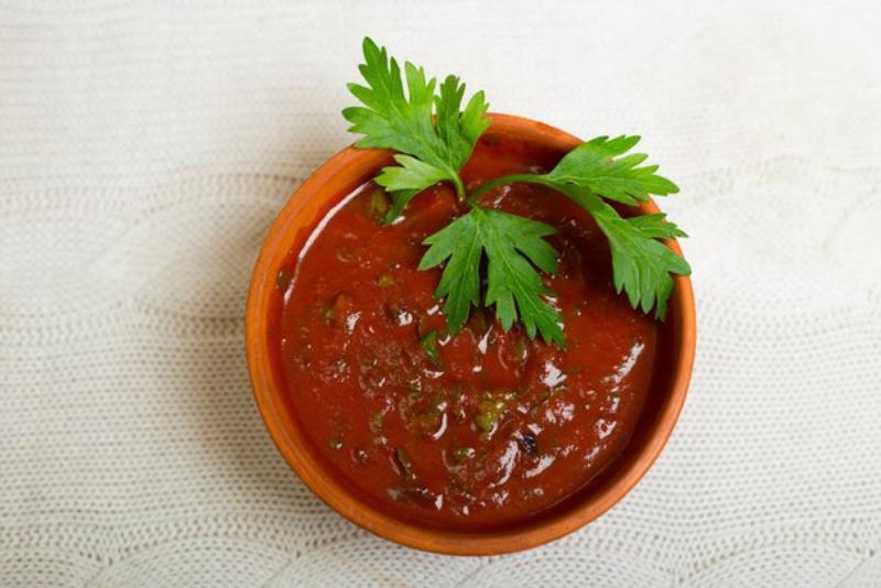 sauce à l'oignon aux concombres