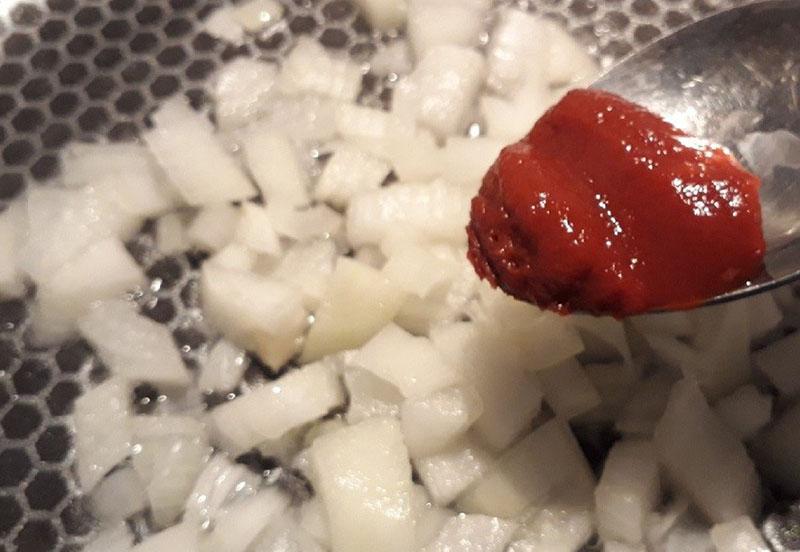 sofreír la cebolla con pasta de tomate