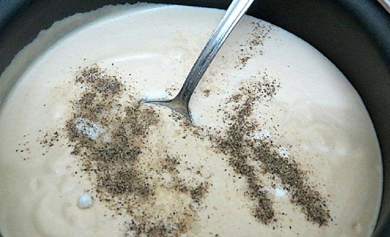 ajouter la crème sure et les épices