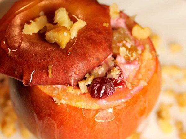 manzanas con nueces, miel y bayas