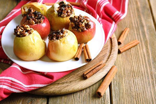 manzanas al horno en una olla de cocción lenta