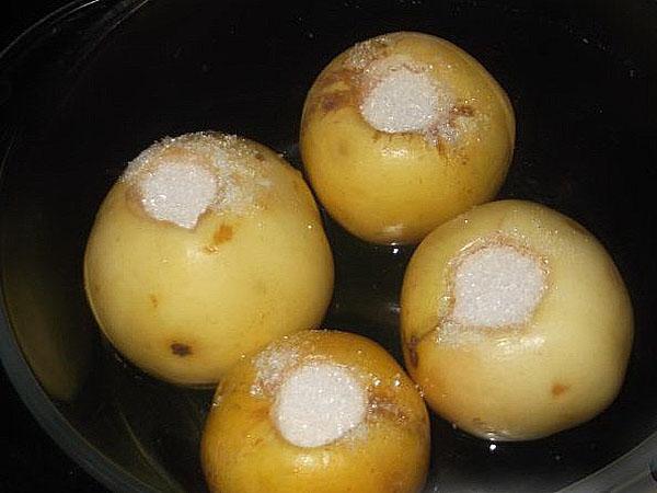 remplir les pommes de sucre et cuire au four
