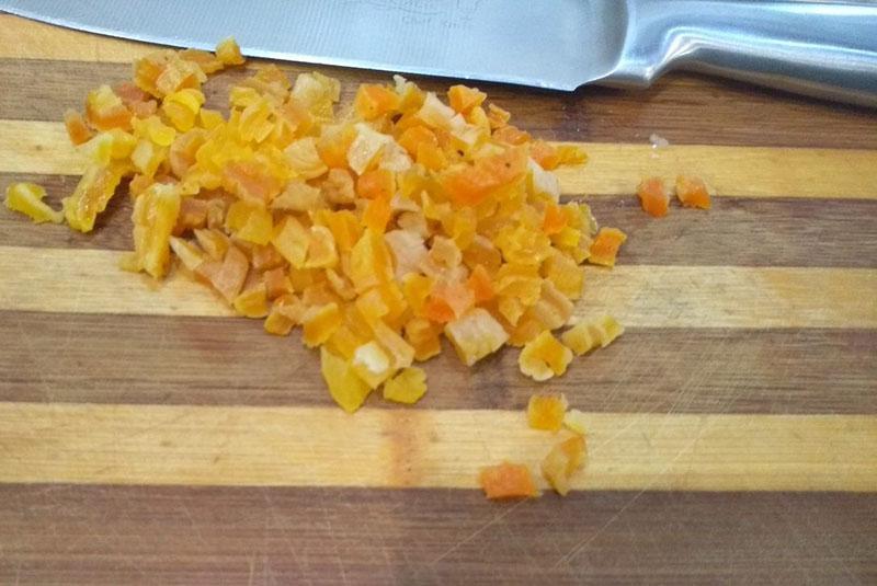 picar orejones y cáscara de naranja