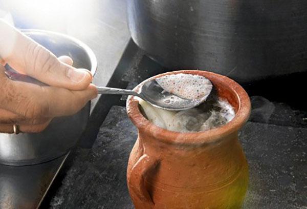 cocinar sopa en una olla