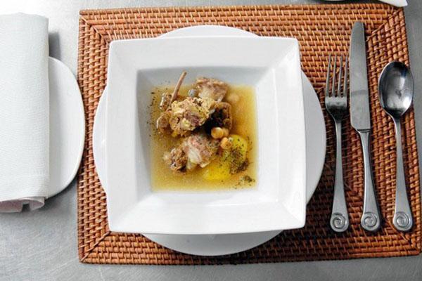 sirviendo sopa en la mesa
