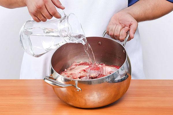 vierta agua sobre la carne