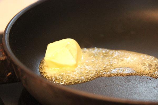 freír la carne en mantequilla
