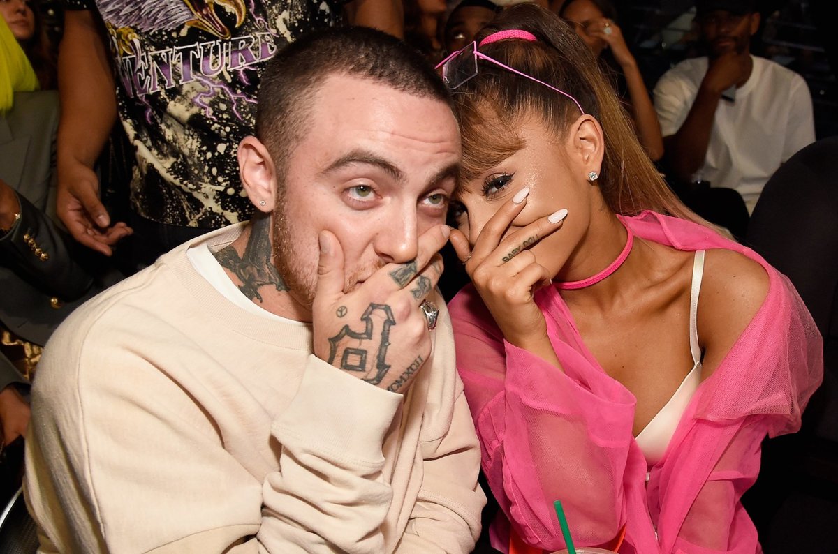 NEW YORK, NY - 28. August: Mac Miller und Ariana Grande sitzen im Publikum bei den MTV Video Music Awards 2016 im Madison Square Garden am 28. August 2016 in New York City. (Foto von Kevin Mazur/WireImage)