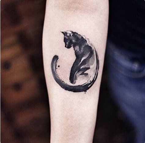 Paint Stroke Style Cat TattooIn der uralten Debatte zwischen Katze und Hund ist dieses Katzentattoo im Aquarell-Stil, das im New Tattoo Studio in Peking, China, erstellt wurde, eine einzigartige und künstlerische Art und Weise, wenn Sie sich durch und durch eine Katzenperson betrachten Zeigen Sie Unterstützung für Ihren Lieblingskatzenfreund.