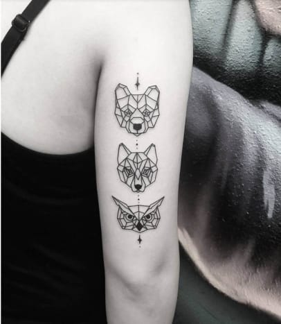 Geometrisches TierportraitThomas Eckeard vom Black Talon Tattoo Shop in Arcadia, Kalifornien, ist ein Meister, wenn es um geometrische Tierportraits geht, und dieses perfekt symmetrische Schwarz-Weiß-Tattoo aus Bär, Wolf und Eule ist eines seiner besten.