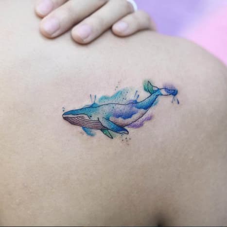 Aquarell-Wal-TattooWasserfarben-Tattoos sind heutzutage der letzte Schrei, und dieses ozeanfarbene Wal-Stück, das von der Tätowiererin Georgia Grey kreiert wurde, ist definitiv einer unserer Favoriten. Das fleckige Design des Wals macht ihn umso attraktiver.