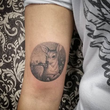 Baby Deer Dotwork Ink Nemůžete milovat zvířata a nebýt fanouškem Bambi, že? Toto působivé „dotwork“ tetování jelena bylo vytvořeno pomocí komplikovaného vzoru desítek a desítek drobných teček a pochází z brazilského tetovacího obchodu South Gama Tattoo.