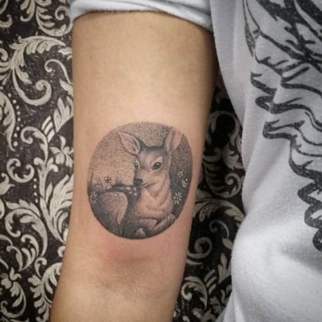 Baby Deer Dotwork Ink لا يمكنك أن تحب الحيوانات ولا تكون من محبي بامبي ، أليس كذلك؟ تم إنشاء هذا الوشم 