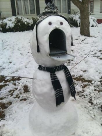 Vsadíme se, že poštovní pracovník vyskočí z kalhot, když uvidí tohoto sněhuláka.