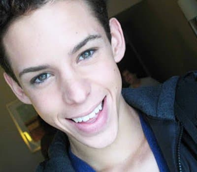 Vinny Ohh über ArtvoiceVinny begann im Alter von 17 Jahren, Lippenfüller zu bekommen, weil ihm sein Aussehen nicht gefiel. In einem Interview mit E!s Show „Botched“ sagte der gebürtige L.A., dass er als Kind viel belästigt wurde, und im Alter von 13 Jahren sah er zu Underground-Goth-Alien wie Prominenten wie Jeffree Star auf. Das wurde seine Motivation, plastische Operationen durchführen zu lassen.