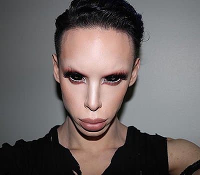 Foto von Vinny Ohh Obwohl Vinny von klein auf wusste, dass er extravagant ist und Teil der Schwulen- und LGBTQ-Community in L.A. ist, identifizierte er sich nicht mit Schwulsein, sondern eher nicht-binär. Er sagte, er möchte, dass seine körperliche Erscheinung zu seinem inneren Gefühl passt. Und dieses Geschlecht oder Geschlecht ist ihm egal. Außerirdische sind geschlechts- und geschlechtslos und damit identifiziert er sich meistens. „Für mich ging es in LA immer um Sex-Appeal, während ich bei Aliens an hässlich denke. Außerirdische haben in meinen Augen sowieso kein wirkliches Geschlecht,