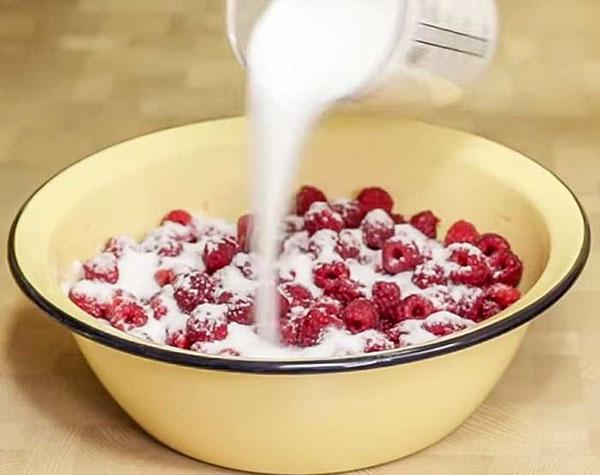 mezclar frambuesas congeladas con azúcar