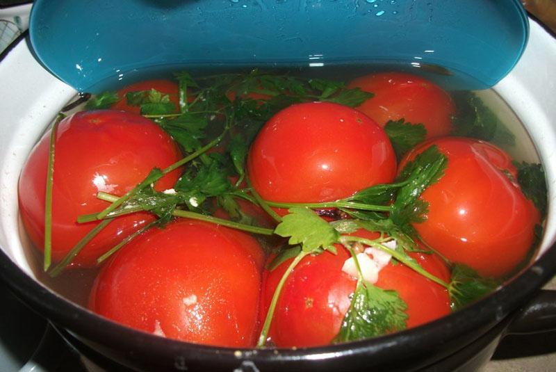 remplir le pot de tomates