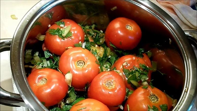 mélanger les tomates avec les épices