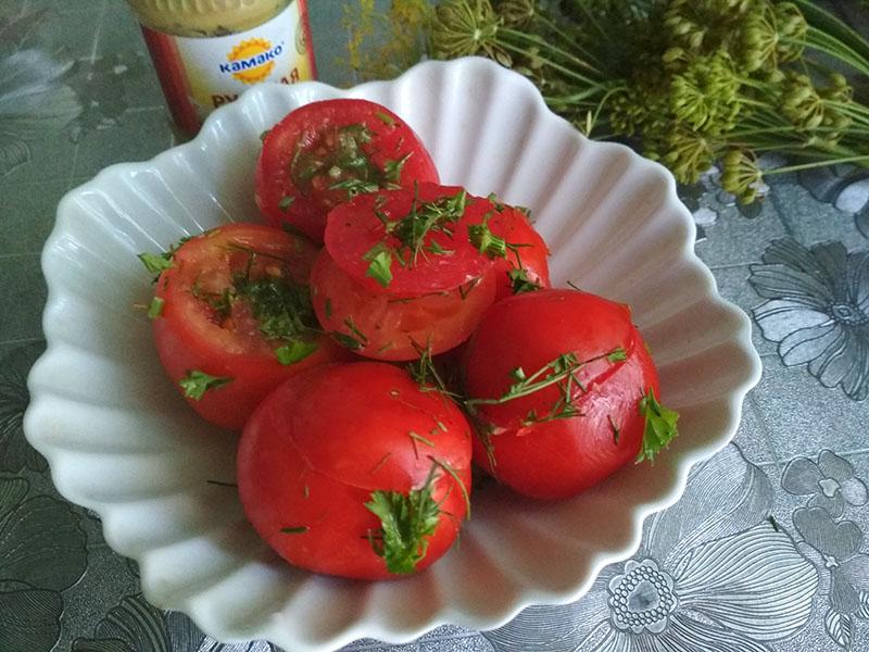 tomates légèrement salées sur la table