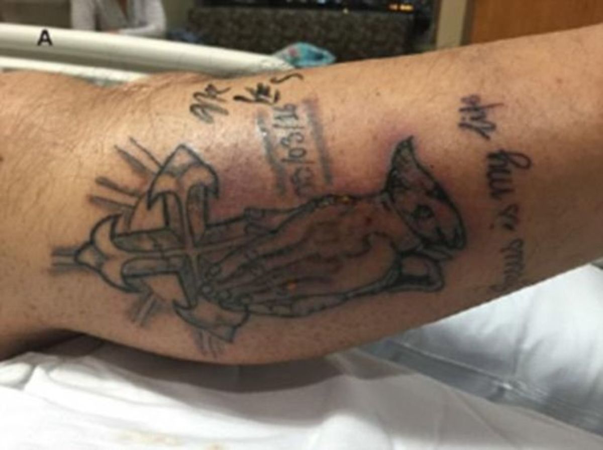 Warum-du-wirklich-nicht-mit-einem-neuen-Tattoo-schwimmen-gehen-sollten-1