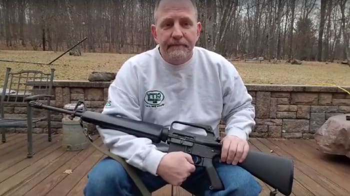 Betreten Sie Scott Pappalardo, einen Einwohner des Staates New York und langjähriger Waffenenthusiast. Er ist viral geworden, weil er sich gegen seine AR-15 ausgesprochen hat, die er seit über 30 Jahren besitzt.