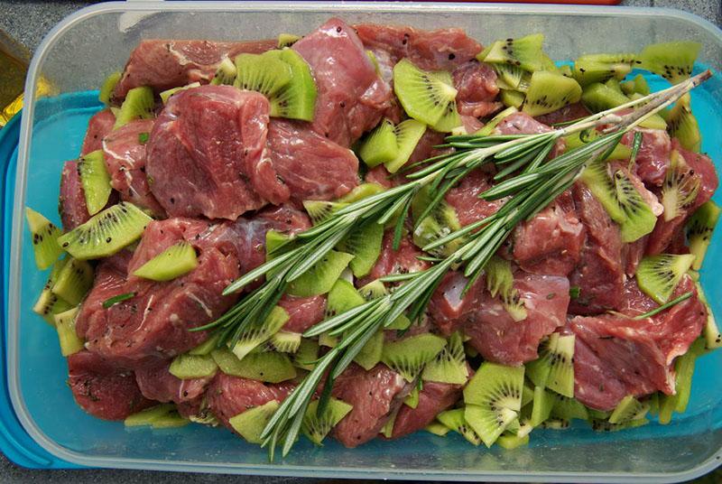 marinar la carne marinada con kiwi