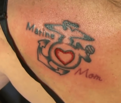 Susan Jonesia si nechala udělat tetování jako slib, který dala svému synovi poté, co dokončil boot tábor. Foto: Novinky KHOU 11.