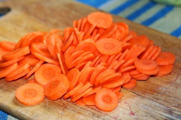 picar las zanahorias en rodajas