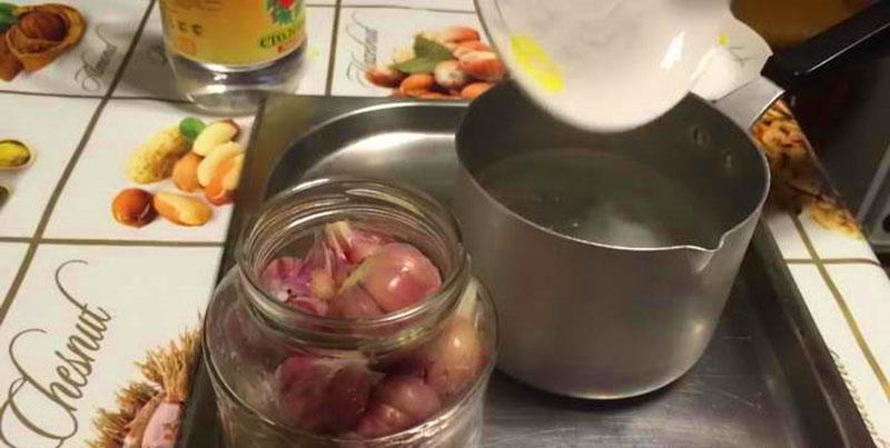 verser la marinade sur les bocaux d'ail