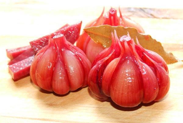 ajo rosado en escabeche con remolacha