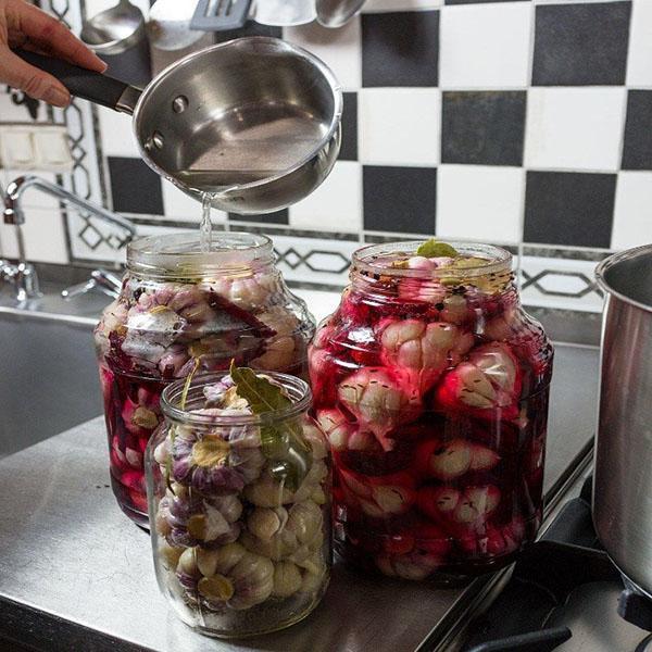 vierta el ajo con la marinada de remolacha
