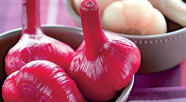 cabezas de ajo marinadas con remolacha