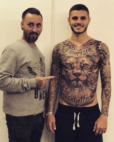 Foto: Instagram.Laut Mauro Icardis Instagram-Post wurde sein neues Löwentorso-Tattoo in drei Sitzungen im Laufe von fünf Monaten gemacht, und der Mann hinter der atemberaubenden Tinte ist Artur von Holy Koi Tattoo in Las Palmas, Spanien. Icardi hat eines der Instagram-Fotos seines frischen Tattoos mit einer Nachricht an den Tätowierer versehen, was übersetzt bedeutet: „Wie immer, mein Freund, vielen Dank für dieses Kunstwerk, das wir zu Ehren meiner beiden kleinen Lieben Francesca und Isabella begonnen haben . Bis bald, um fortzufahren.