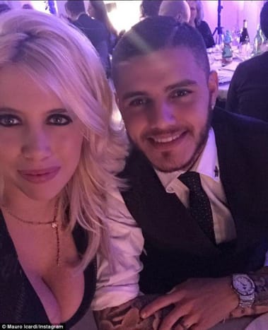 Mauro Icardi a manželka Wanda Nara. Foto: Instagram. Jména v novém Icardiho tetování představují jeho dvě dcery s manželkou Wandou Nara, která je shodou okolností bývalou manželkou jeho bývalého spoluhráče a jednorázového přítele Maxi Lopeze, se kterým po roce upadl v nemilost. nasadit tahy na Naru, která tvrdila, že se její manželství s Lopez rozpadlo. Nara a Icardi se vzali v Buenos Aires v roce 2014, poté, co chodili pouhých šest měsíců, a Nara, agentka, zastupovala Icardiho v jeho profesionálním jednání od roku 2015.