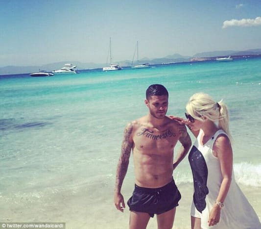 Mauro Icardi und Frau Wanda Nara. Foto: Twitter.Wenn man sich ältere Fotos von Icardi und Nara ansieht, die am Strand herumtoben, sieht es so aus, als ob das massive Tattoo des Fußballspielers nur mit dem Namen seiner ersten Tochter Francesca begann, den er dann mit Isabellas Namen und den drei Löwen aufwertete .