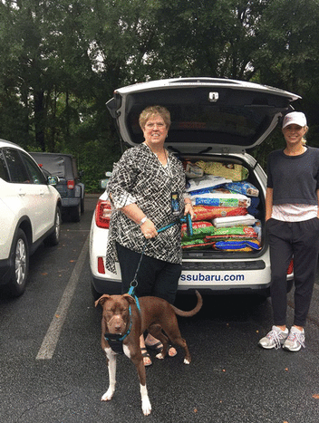 Rektor Dr. Pat Witt fuhr den ganzen Weg von Perry, GA, um Caitlyn auf der Firefighter Calendar Debut Party zu sehen und um Haustierbedarf für alle Tiere der Charleston Animal Society zu bringen.