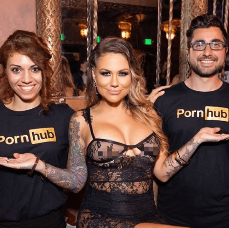 Für ihre erste Preisverleihung wurde die erwachsene Schauspielerin Karma Karmen von den Fans beim Hottest Inked Model gewählt.