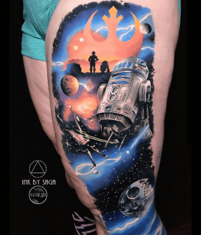 Weißt du, es ist so schwer für mich, einen Lieblingsfilm von Star Wars auszuwählen, da ich sie alle liebe! Ich denke, Rogue One ist mein neuer Favorit geworden. So eine tragische Geschichte, Rebellen als Schurken, erstaunliche Bilder der Dunklen Seite ... die Schlussszene mit Vader ist mein Lieblingsmoment in Star Wars.