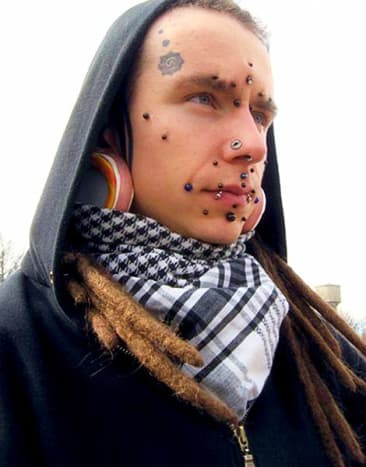 Fotky přes Mod Blog V době Roniho probíhala úprava těla jako válka jako pár tetování a hromada piercingů a protahování ušních boltců. Ale Veronika byla v tu chvíli stále Roni.