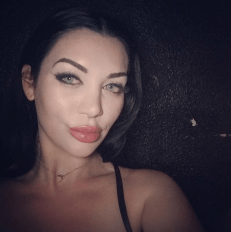 Dupra betreut Mädchen nicht nur digital, sondern berechnet auch den Mädchen, die in ihrem Puppenhaus leben, Miete. Die Miete liegt zwischen 800 und 1.100 US-Dollar pro Monat.