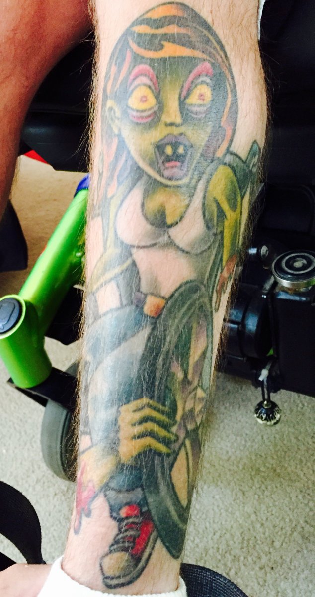 Oxleys Zombie-Tattoo auf seinem linken Bein von Jeremy Hulett.