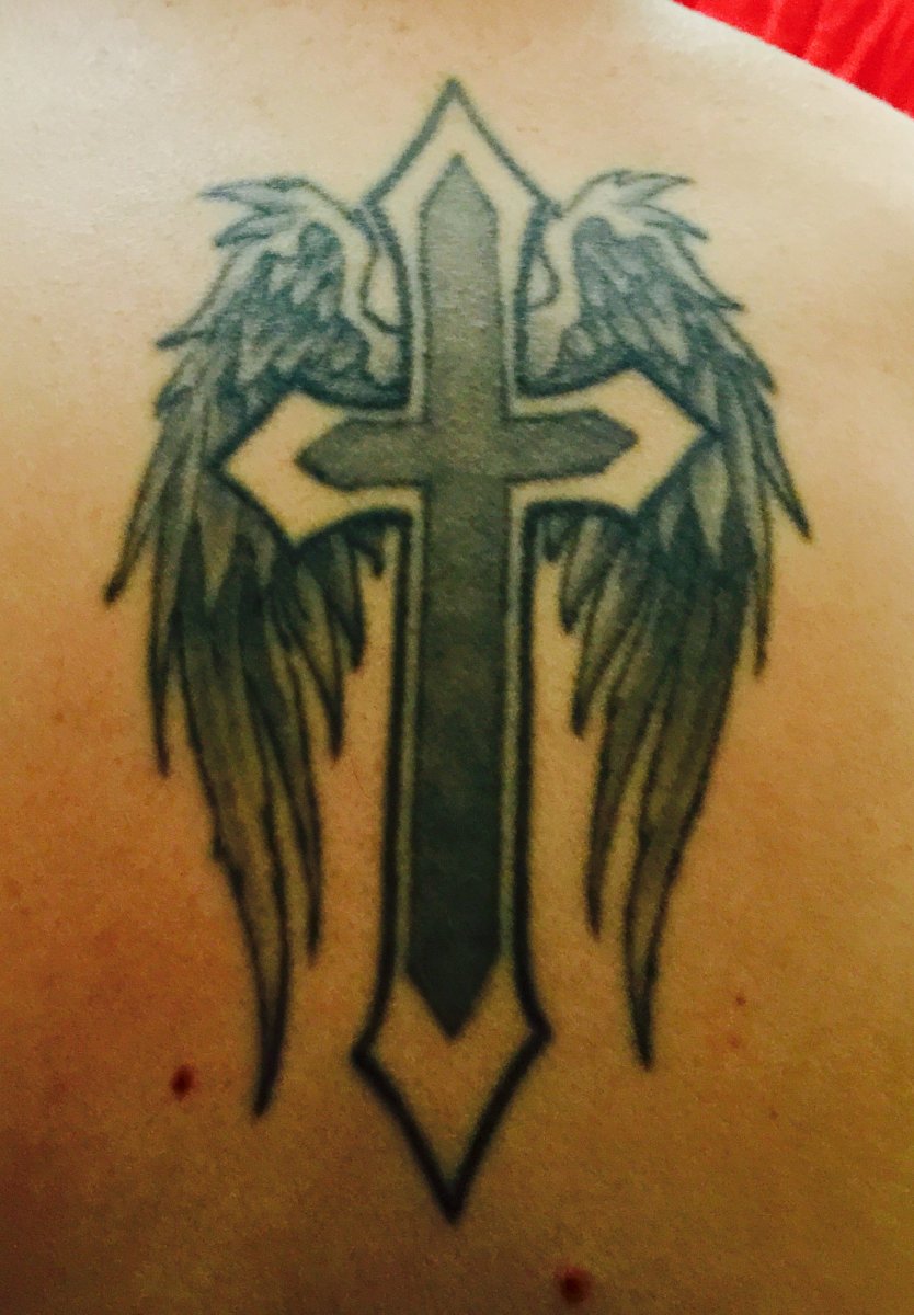 Oxleys erstes Tattoo war ein Kreuz mit Engelsflügeln, das er und sein Vater zusammengebracht haben.