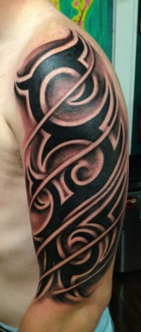 Tetování s půl rukávem Joey Hamilton-Tribal. Tetování s půl rukávem Joey Hamilton-Tribal.