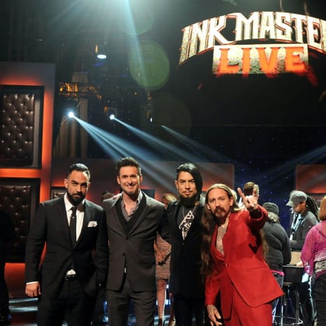 Vítěz InkMaster (sezóna 3), Joe Hamilton s hostitelem seriálu Dave Navarro (Jane's Addiction) a porotci, proslulí umělci tetování Chris Nunez (